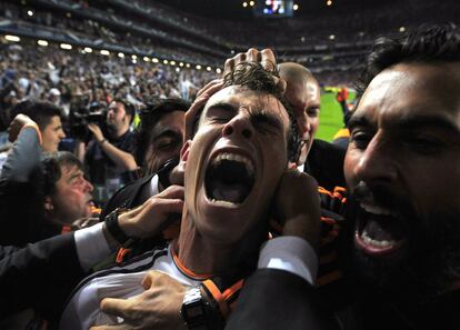 Gareth Bale celebra con sus compa&ntilde;eros el segundo gol del Real Madrid. 