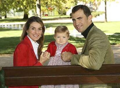 La infanta Leonor, fotografiada con sus padres, los príncipes de Asturias, con motivo de su primer cumpleaños.