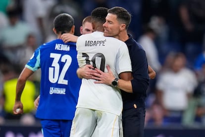 Xabi Alonso abraza a Kylian Mbappé tras la victoria del Real Madrid ante el Olympique de Marsella en la Liga de Campeones.