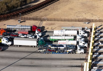 Camiones esperan para cruzar en el puerto de entrada Nogales-Mariposa en la frontera entre México y Estados Unidos, el 3 de febrero.