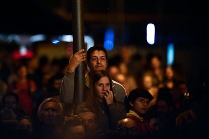 Los aficionados esperan la llegada de la selección en la Plaza de Colón, en Madrid.