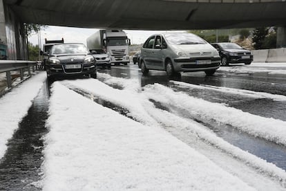 Conductores parados en la M-40 a la altura de Vicálvaro al caer de manera brutal el granizo y haber una adherencia mínima en la carretera, lo que ha provocado grandes retenciones en sendas vías.