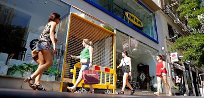 Viandantes pasan por la puerta de la nueva tienda de Ikea en la calle Goya de Madrid.