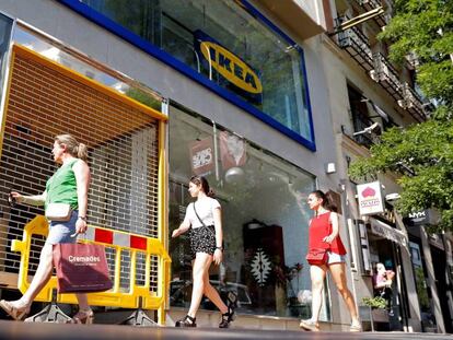 Viandantes pasan por la puerta de la nueva tienda de Ikea en la calle Goya de Madrid.