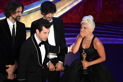 Lady Gaga no pudo evitar las lágrimas al recoger, junto al productor Mark Ronson, el Oscar a mejor canción original por 'Shallow', de 'A Star is Born'.