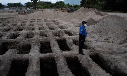 Construcción de tumbas en un cementerio de San Salvador.