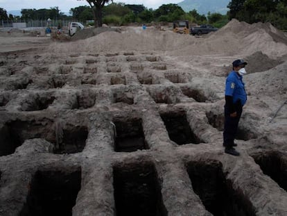 Construcción de tumbas en un cementerio de San Salvador.