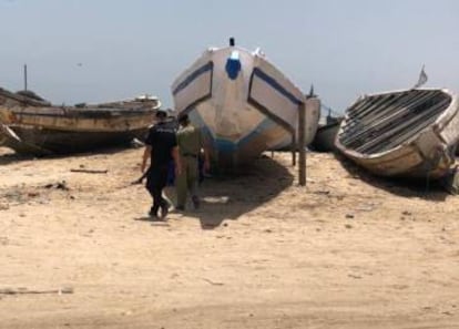 Cayucos en una playa de Mauritania, en una imagen facilitada por el Ministerio del Interior.