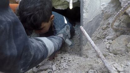 Un niño es sacado con vida de entre los escombros en la ciudad siria de Al Atareb. 