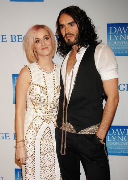 Un año y dos meses les duró el amor a la cantante estadounidense Katy Perry y al humorista británico Russell Brand, que se divorciaron a finales de 2011. Algo que ya sabía Brand, como afirmó cuatro años después de la separación en el documental ‘Brand: The Second Coming’. “Yo sabía entonces que no llegarían muy lejos”, fue lo más leve que dijo en referencia a la intérprete de ‘Roar’, a quien tachaba de vacía y artificial y de quien ya se había burlado por su vida sexual. Lo cierto es que con los años parece haber suavizado sus opiniones, y hoy dice tener un buen recuerdo de su relación con Katy Perry, que según dice ahora fracasó por las "fluctuaciones de la fama". "He dejado atrás esa experiencia, pero todavía me siento muy cercano a ella. Cuando oigo que hablan sobre mi ex o la veo, pienso: 'Ah, existe esa persona, esa persona en el mundo...'", dijo el actor recientemente. </p> <br> <p> Inluso en una entrevista a principios de octubre recordó su fugaz matrimonio como "un tiempo maravilloso"."Ella era encantadora, una persona encantadora. No siento nada más que amor por ella", dijo Brad. Eso sí, las buenas palabras no han ido en ambas direcciones, y Katy Perry nunca se ha pronunciado sobre su exmarido.