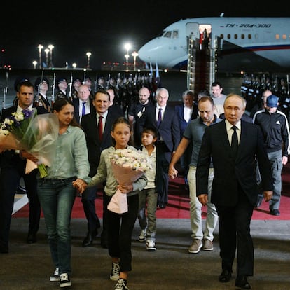 Russian President Vladimir Putin welcomes Russian nationals, including Artyom Dultsev, Anna Dultseva and their children, following a prisoner exchange between Russia with Western countries, during a ceremony at Vnukovo International Airport in Moscow, Russia August 1, 2024. Sputnik/Kirill Zykov/Pool via REUTERS ATTENTION EDITORS - THIS IMAGE WAS PROVIDED BY A THIRD PARTY.