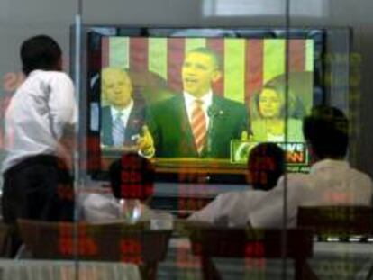 Varios inversores escuchan el discurso de Obama sobre el Estado de la Unión en la Bolsa de Filipinas en Makati, al sur de Manila, Filipinas. EFE/Archivo