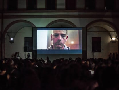 Proyección de 'Sulla mia pelle' de Alessio Cremonini en el centro social de Labas, Bolonia.