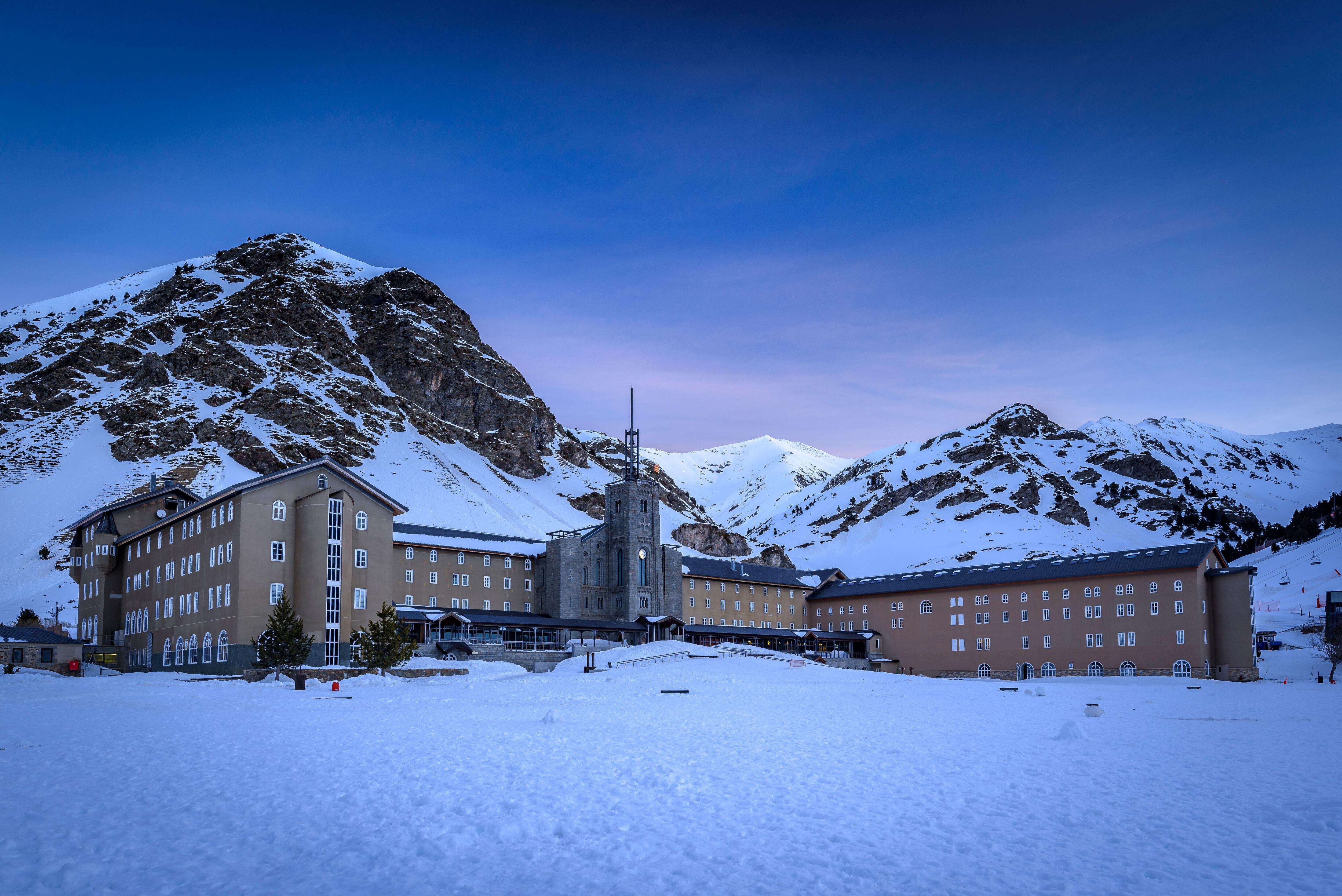 Hotel Vall de Núria, en la Vall de Núria (Girona), en la comarca catalana del Ripollés. 