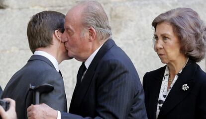 Los reyes Juan Carlos y Sofía, son recibidos por Pedro Borbón-Dos Sicilias, hijo del duque de Calabria, a su llegada al Monasterio de San Lorenzo de El Escorial.