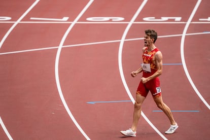 Adrián Ben celebra su clasificación tras las eliminatorias de 800m lisos de atletismo.