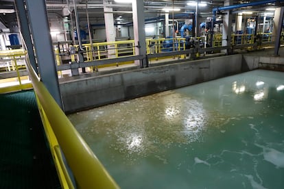 Desalinizadora del Prat de Llobregat, que convierte el agua del mar en utilizable para usos domésticos. 