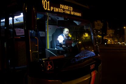 Un autobusero de la línea 401, esperando en su parada de la rotonda de Atocha, en la madrugada de este martes.