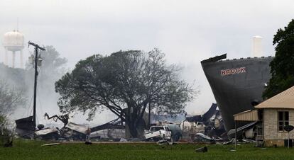 Restos de la planta de fertilizantes tras la explosión en la localidad de West, Texas (EE UU). Entre 50 y 75 edificios han sufrido daños y un complejo residencial con 50 viviendas ubicado cerca de la fábrica de fertilizantes ha quedado destruido.