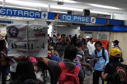 Docentes de la CNTE permiten el libre acceso al metro a modo de protesta, este sábado en Ciudad de México.