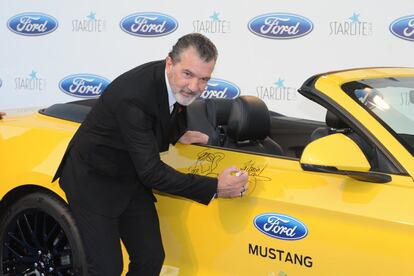 El actor Antonio Banderas firma el coche Mustang de Ford.