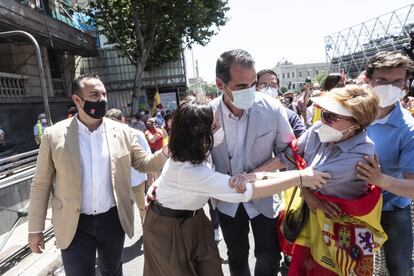 Una mujer sujeta el brazo de la presidenta de la Comunidad de Madrid, Isabel Díaz Ayuso, durante la protesta en la plaza de Colón. Ayuso, ha acusado este domingo al jefe del Ejecutivo, Pedro Sánchez, de querer hacer a Felipe VI "cómplice", con su firma, de los indultos a los líderes del 'procés'. Además, ha afirmado que con la presencia del PP en la concentración de Unión 78 no reivindican la "foto de Colón" sino la "foto de la dignidad".