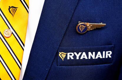 Logo de Ryanair en el uniforme de un empleado