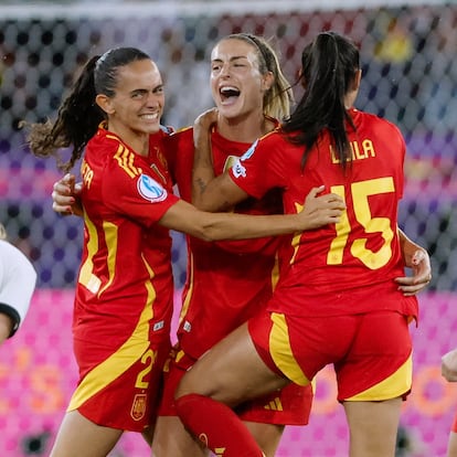 FOTODELDÍA ZÚRICH (SUIZA), 23/07/2025.- Jugadoras de España celebran este miércoles, al final del partido por la semifinal de la Eurocopa Femenina 2025 entra las selecciones de Alemania y España en el estadio Letzigrund de Zúrich (Suiza). EFE/ Ana Escobar
