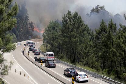 L'incendi, que intenten controlar bombers arribats de Setúbal, Coïmbra i Lisboa, es manté actiu.