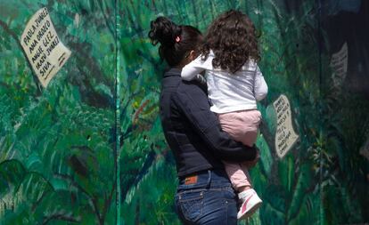 Una madre con su hija, en México.