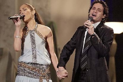 Marc Anthony y su esposa Jennifer López interpretaron 
en español una canción romántica. Un momento histórico para la música latina y también, la primera aparición pública de ambos en un escenario. Anthony se llevó el galardón en la categoría de mejor álbum de pop latino, <i>Amar sin Mentiras</i>.