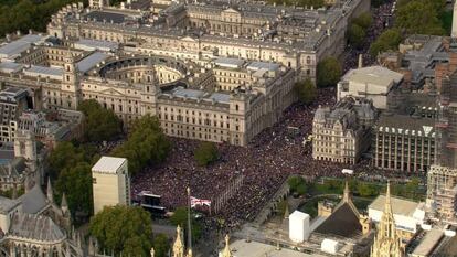 Captura de vídeo donde se muestra una imagen aérea de la manifestación contra el Brexit, este sábado.