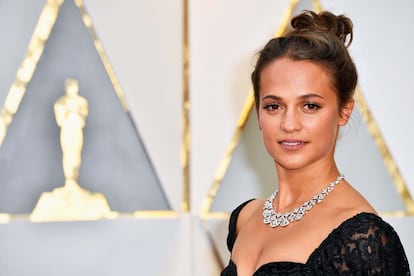 Alicia Vikander apostó por un recogido despeinado.