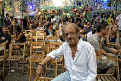 Luis Eduardo Aute, ayer, en la plaza de Rovira de Gràcia.