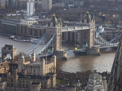 La City de Londres (en primer plano) conf&iacute;a en que los votantes brit&aacute;nicos mantendr&aacute;n al pa&iacute;s en la UE.
