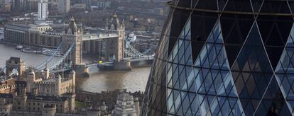 La City de Londres (en primer plano) confía en que los votantes británicos mantendrán al país en la UE.