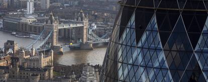 La City de Londres (en primer plano) conf&iacute;a en que los votantes brit&aacute;nicos mantendr&aacute;n al pa&iacute;s en la UE.