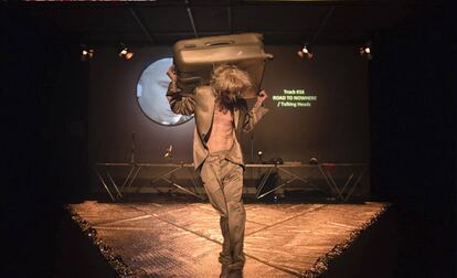 Silvia Calderoni en una de las escenas de 'MDLSX', obra de la compañía Motus.