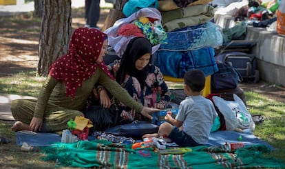 Mujeres y niños, refugiados sirios, en el parque Salvador de Madariaga, junto a la mezquita de la M-30 de Madrid, en julio de 2017. El Ministerio de Empleo y Seguridad empezó a trasladarlos a un centro de Guadalajara, pero unos 30 prefirieron no ir con la intención de llegar a Europa Central.