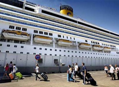 Un grupo de pasajeros embarcaba, ayer, en el crucero <b><i>Costa Concordia.</b></i>