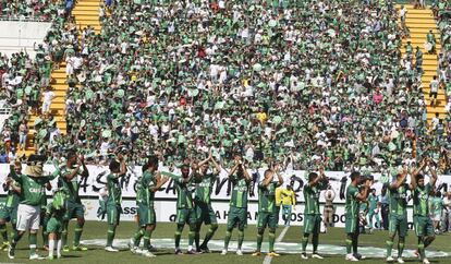 Los jugadores del Chapecoense saludan al público antes del comienzo del amistoso. Se ha llamado partido de la paz. 