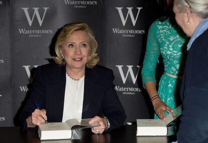 Hillary Clinton firmando libros en Londres, donde la ciudadan&iacute;a no la vota a ella, la semana pasada