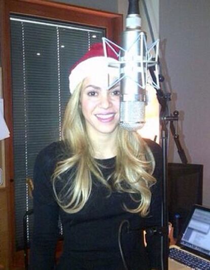 Shakira comparte con sus fans uno de sus días de grabación. A pesar de lo que pueda parecer, aclara que no está cantando 'Jingle Bells'.