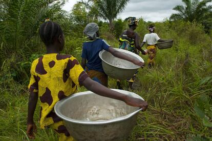 El largo camino de las mujeres en Woukpokpoe (Benin) hasta conseguir acceso a agua limpia.