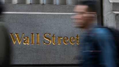 Un peatón camina por Wall Street, el 29 de diciembre en Nueva York.