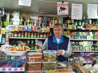 Elena Balzannikova, en su tienda de alimentación junto al monasterio de Optina Pustyn en la ciudad rusa de Kozelsk.