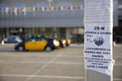 Cartell anunciant la vaga de taxistes a l'estació de Sants de Barcelona.