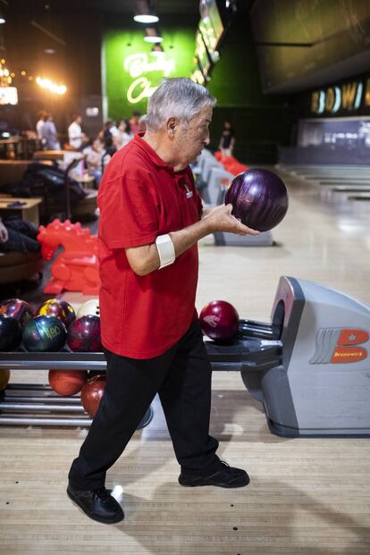 Manolo Casado (84 años) participa todas las semana en una ligar de bolos