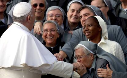 Unas monjas saludan al Papa Francisco, a finales del pasado octubre en el Vaticano.