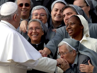 Unas monjas saludan al Papa Francisco, a finales del pasado octubre en el Vaticano.